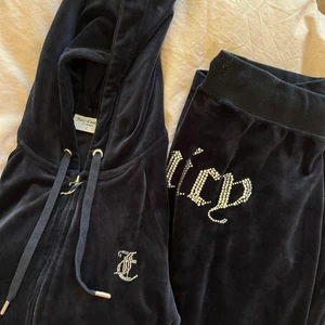Juicy Couture Diamante Velour - Juicy Couture Diamante Velour sett i marinblått. Använt fåtal gånger så väldigt bra skick. Det är storlek M på tröjan och L i byxorna 