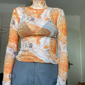 Meshtröja - Fin långärmad meshtröja i roligt print från topshop! Väldigt stretchig så passar även 36!!