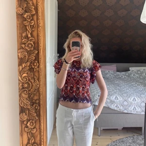 söt färgglad topp volanger zara  - söt topp perfekt till sommaren från zara men volanger på axlarna❤️❤️