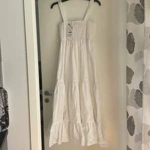 Klänning - Måste tyvärr sälja denna jättefina klänningen från Zara då den är för lång för mig (köpt på plick). Prislappen finns kvar🌸🌸 (inte jag på sista bilden) Klänningen är slutsåld på zaras hemsida och nypris är 400kr. Den är lite skrynklig då den legat förpackad men de är bara att stryka