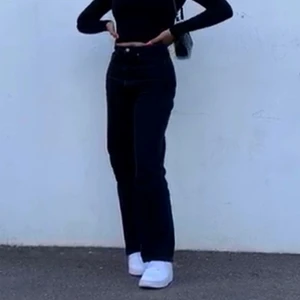 Rowe WEEKDAY  - Gråa rowe från weekday. Är i jätte fint skick men säljer eftersom jag har växt ut ifrån de. 