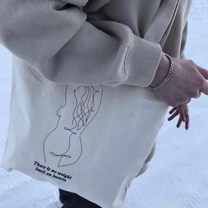 Tygkasse - Tygkassar med inbroderad text & kvinnokropps motiv och såklart är tygkassen recycle och gjord av återvunnen bomull
