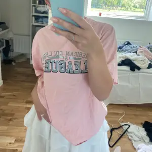 Säljer nu min jättefina rosa t-shirt som passar perfekt till nu till sommaren man ser lite extra brun ut idén aldrig andvända och köparen står för frakten❣️