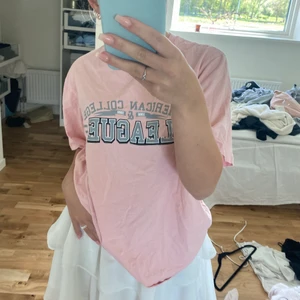T shirt - Säljer nu min jättefina rosa t-shirt som passar perfekt till nu till sommaren man ser lite extra brun ut idén aldrig andvända och köparen står för frakten❣️