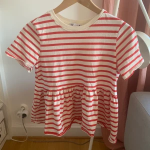 Randig tröja - Säljer min otrolit eftertraktade zara tröja! ❤️🤩Den har en väldit söt liten volang o är röd o vit randig. Den är slutsåld på hemsidan o butik. köpte den för ca 170kr.  Säljer den för 75kr🥰✨