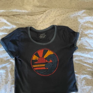 Blå t-shirt - Mycket fin cropped t-shirt i storlek S. Fint skick. Köparen väljer frakt 💓💓