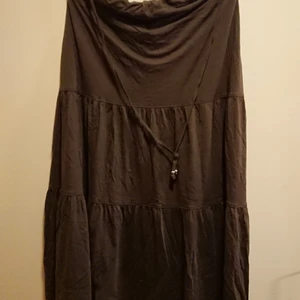 Långkjol Plussize Isolde - Lång volangkjol I mjukt stretchigt tyg från Isolde. Hel och ren. Endast provad. Resår i midjan och dekorativt knytsnöre.