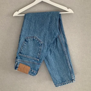 Blåa mom jeans  - Ett par snygg blå momjeans som kommer från Zara, är i väldigt bra skick💙