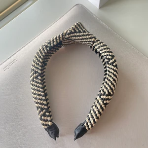 Diadem - Säljer ett sjukt snyggt diadem från H&M då jag har för många💗endaste använt en gång så det är praktiskt taget nytt