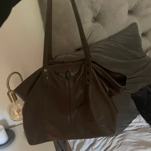 Zadig väska stor - Säljer min fina zadig väska i en större modell! Perfekt att ha i skolan☺️