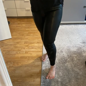 ONLY skinnbyxor imitation - ONLY skinnbyxor med detaljer. Dragkedjegylf på sidan. Aldrig använd. Storlek XS. 