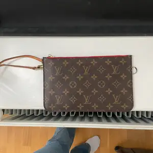 Äkta LV clutch 25 x 15. Sliten på sidan samt missfärgad i mitten (syns knappt i verkligheten). 