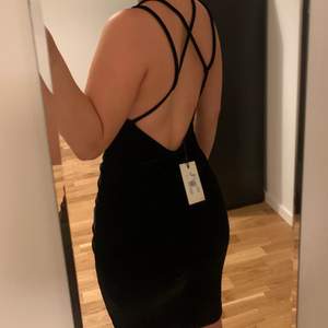 Köp 5 valfria plagg för 500kr 😍 ny svart klänning från bikbok ❤️ i sammet ❤️ storlek xs ❤️ nypris 299kr ❤️ fraktar ej utan möts endast i Stockholm.