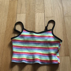 Rengbågs top stl xxs - Rengbågs top i stl xxs. Det är bra skick inga fläckar eller hål. Har inte andvänt mycket 