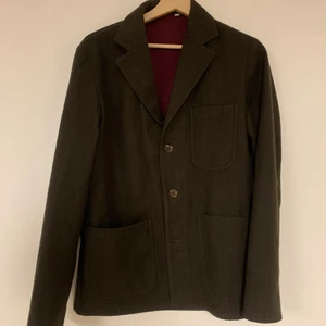 Grön Our legacy kajav/jacka - Our legacy 1980-81 kavaj i bra skick. Litet slitage under knapparna som är synligt på första bilden. Storleken är medium/48 men passar lite mindre skulle jag säga.