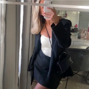 Kavaj  - Säljer denna super snygga kavajen som tyvärr inte kom till användning från Chiquelle💕