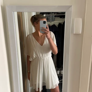 Studentklänning från Bubbleroom strl M - Vit studentklänning i strl M, använd en gång. Nypris 699, tror ej den finns kvar eftersom den köptes för två år sen.💗