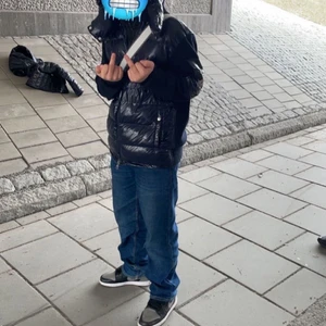 Moncler jacka  - Den e rätt så använd köpte den av min vän kvitto finns ej