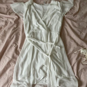 Vit klänning Nelly - Supersöt klänning från Nelly i storlek 38. Den är endast prövad. Jättefin till studenten men också till sommaren! Fler bilder finns det är bara att skriva. Köparen står för frakt💖