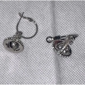 Vivienne Westwood (För att lämna omdöme) - .