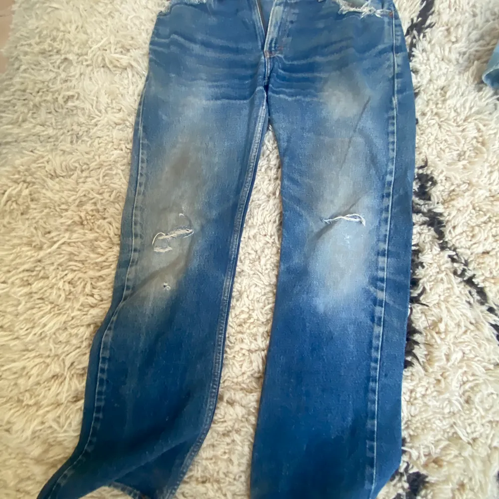 Säljer mina vintage Levis Jeans, modell 505, bra skick, storlek: W: 33, L: 32, pris 1000kr  Förlåt för dålig bild, övre kamera sönder så måste använda zoom 0,5x, skriv om ni vill ha tydligare bilder :) . Jeans & Byxor.