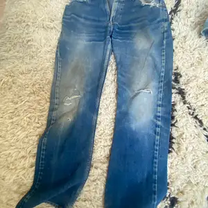 Säljer mina vintage Levis Jeans, modell 505, bra skick, storlek: W: 33, L: 32, pris 1000kr  Förlåt för dålig bild, övre kamera sönder så måste använda zoom 0,5x, skriv om ni vill ha tydligare bilder :) 