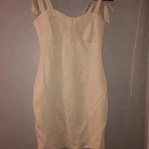 Vit klänning - Vit linne klänning med snörning vid axlarna