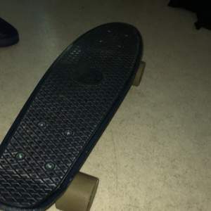 Det är en skateboard 🛹 som jag inte använder längre så säljer den färg blå kan buda