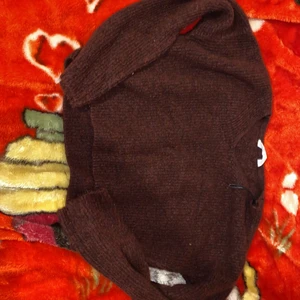 Stickad tröja - Det är bra men blev lite för stor för mig , i storlek passar det inte men det kmr passa till en 13/14 åring. Den kostar egentligen 350 kr men säljer den för 75 kr+ 39 kr som frakt
