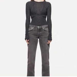 Zara low waist  - De populära lågmidjade zarajeansen i färgen grå. Uppvikta så att de passar mig som är 1,62 men går enkelt att vika ner igen. Storlek 38
