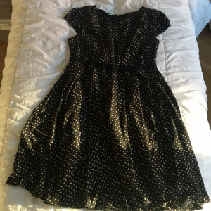 Klänning - Liten i storlek passar M-L. Nyskick