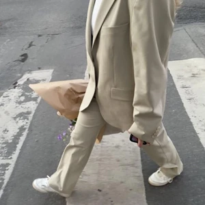 Forever blazer greige  - Säljer min forever blazer greige pga för lite användning för den. Det skulle vara roligt om den får ett nytt hem där den används mer! Sparsamt använd, typ 2 gånger. Nypris 1999kr 