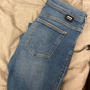 Dr.Denim jeans i strl M - Oanvända jeans i modellen Lexy i storlek M.