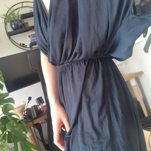 Boomerang byxdress - Boomerang byxdress med vida ben. Tunnt tyg! Skriv för fler bilder . Den använd ett fåtal gånger. Perfekt längd för mig som är 160 cm 🌺