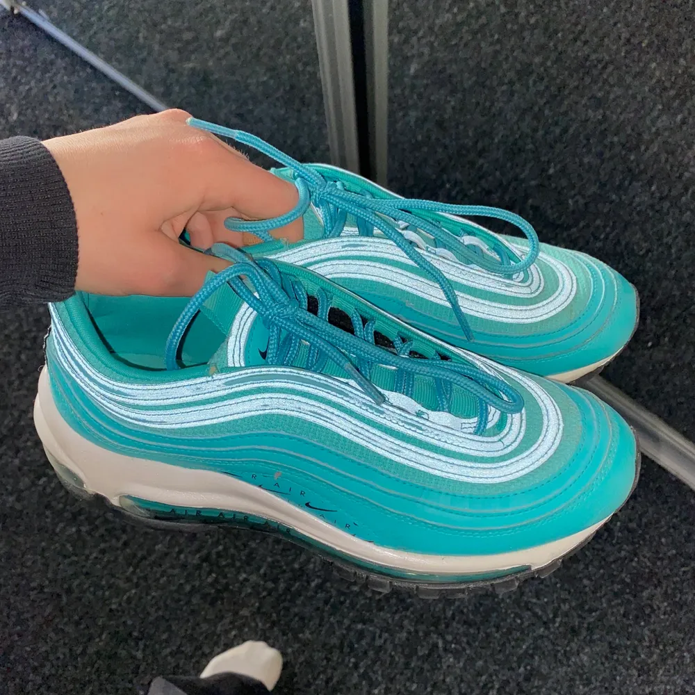 Säljer vidare dessa blåa Air Max 97or med reflex. Köpta här på Plick men är tyvärr i fel storlek för mig. Väldigt fint skick, endast ett par näst intill osynliga skråmor på reflexerna.❤️. Skor.