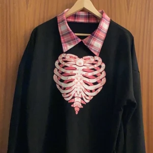 Skelett tröja - Säljer denna tröja. Har ingen användning för den och den är ganska ny. Bra skick! Storlek:M