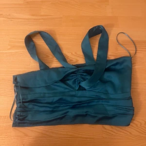 Partytopp från Gina  - En snygg partytopp från Gina med korsande band fram, 