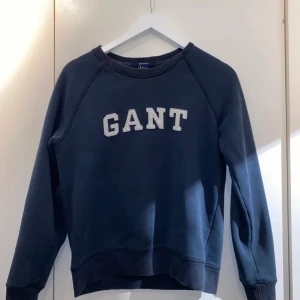 gant tröja - FÖRSTA BILDEN ÄR LÅNAD! marinblå gant tröja i storlek s. den är lite urtvättad och texten har små noppor. nypris ca 1300kr💕💕