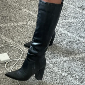 Svarta högklackade boots - Super snygga och bekväma svarat boots från Nelly!! 😍