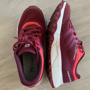 Salomon trail skor - Använda fåtal gånger, säljes endast pga för små! Skickas mot frakt 😃