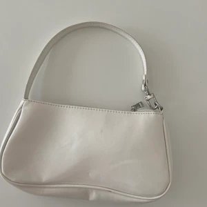 Vit baguetteväska  - Vit baguetteväska 🤍  använd 3-4 gånger, bra skick! 30 kr