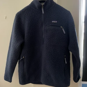 Patagonia fleece  - Retroinspirerad fleece i storlek L. I bra skick men använd. Nypris: 1395:-