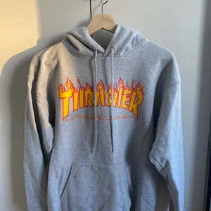Thrasher hoodie - Grå thrasherhoodie, sparsamt använd