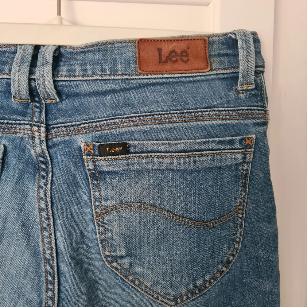 Superfina lågmidjade jeans från Lee, köpta secondhand. Är lite skadade vid ena hällan. Säljer tyvärr för de är försmå. Frakt tillkommer 💕. Jeans & Byxor.
