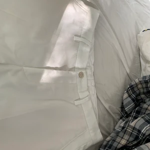 Byxor - Vita kostymbyxor från Zara. Använda ett antal gånger💕