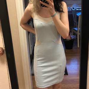 Ljusblå klänning med chiffong liknande detalier storlek S men passar mer som en M eller L