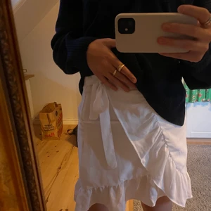 Vit kjol  - En jätte fin ”volang kjol” med dragkedja vid höften och en  rosett som man knyter 