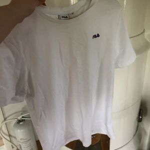 T-shirt - En snygg Fila T-shirt som tyvärr bara kommit till användning en gång! Säljer pga att den sitter tajt och jag vill ha en mer oversize! Strl S!