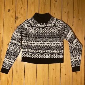 Stickad tröja - Från monki, väldigt varm!!