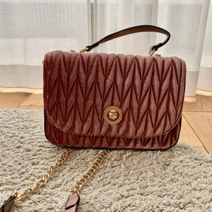 ✨💖Väska i rosa med gulddekorationer💖✨ - Väskan är större än vad man tror, kan användas som en större festclutch. Glömt vilket märke den är ifrån. Säljer den för 300 kr. 💕💞💓